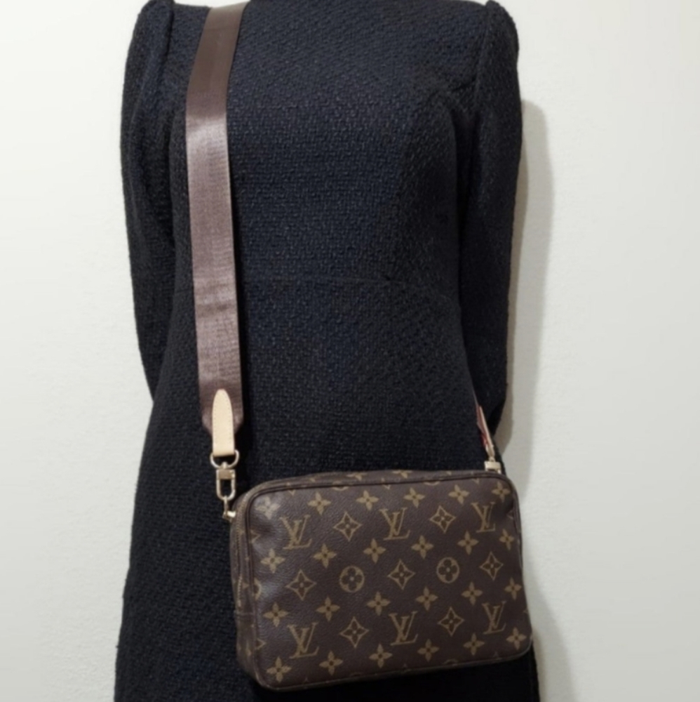 ✨Louis Vuitton✨ monogram trousse 23 clutch converted to crossbody. - Picture 5 of 17